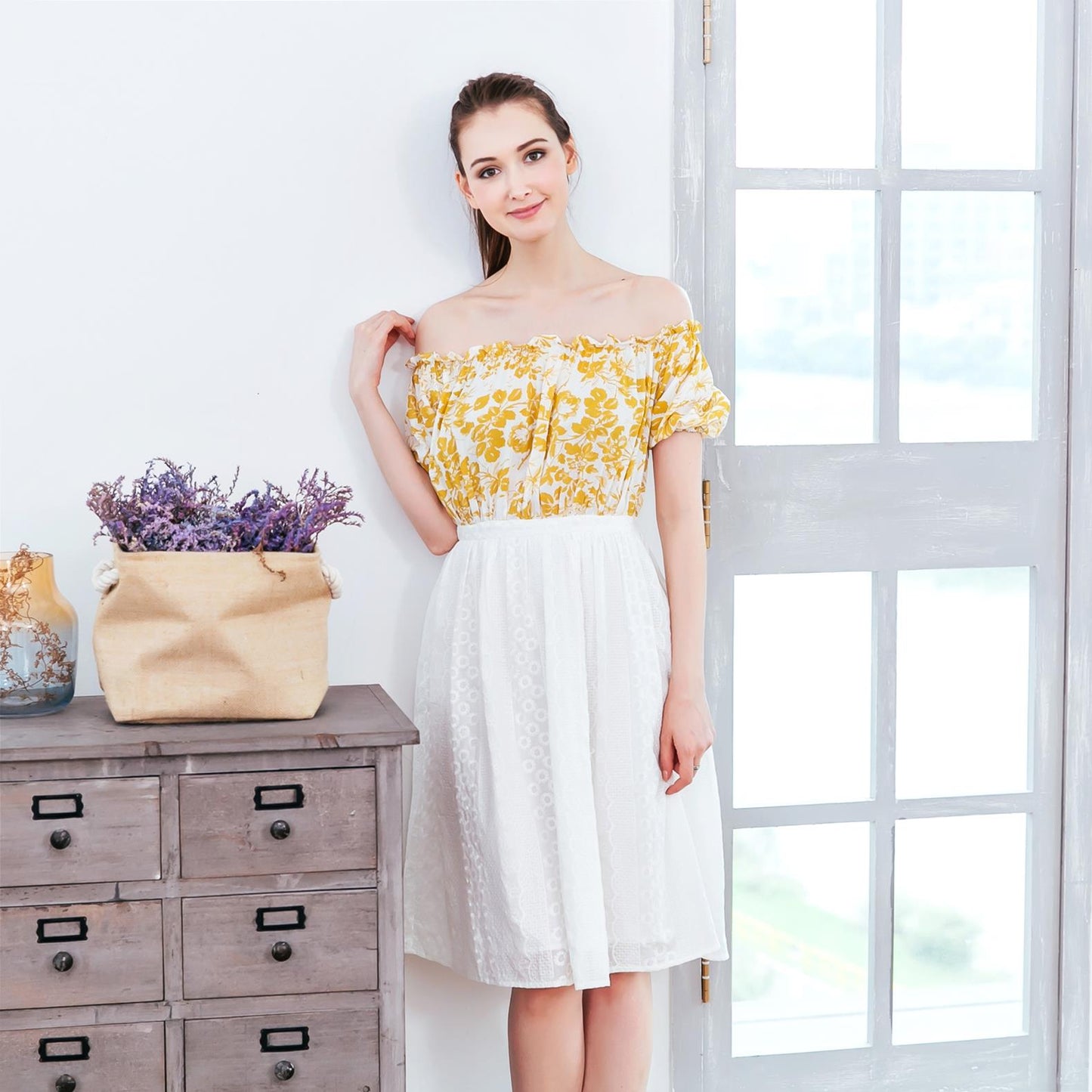 (Woman) Yellow floral strapless midi dress